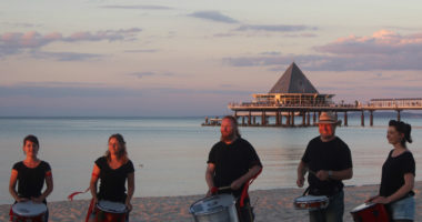 Strandevent mit trommlergruppe